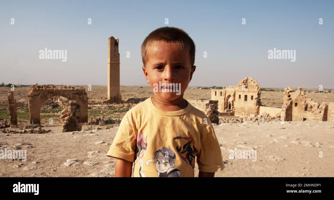 Porträt eines lokalen 6-jährigen Kindes, das vor der Harran-Altstadt Harran-Urfa-Türkei steht Stockfoto