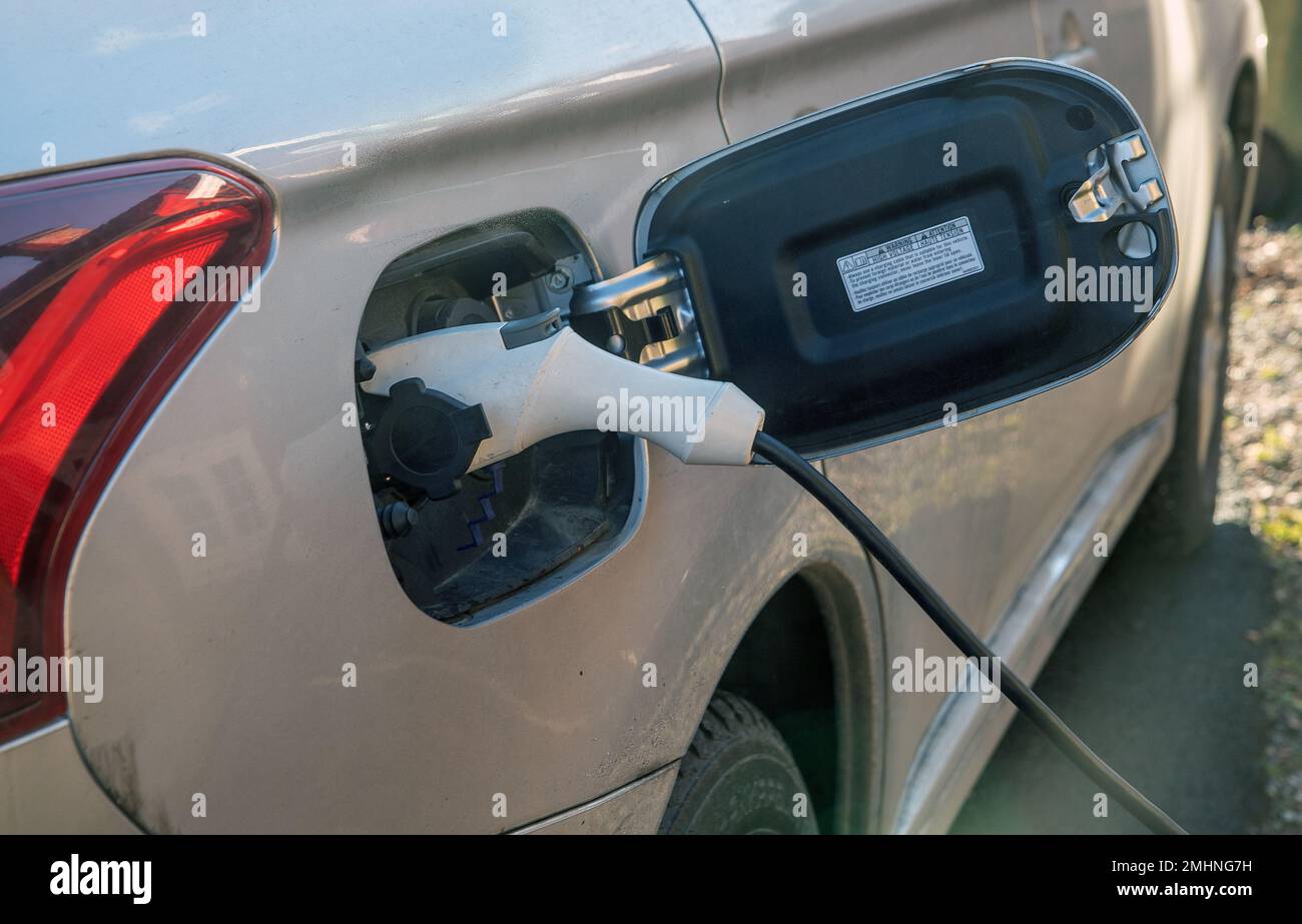 Hybrid-Elektro-Auto mit Strom Ladekabel Nahaufnahme von Stecker und Buchse Stockfoto