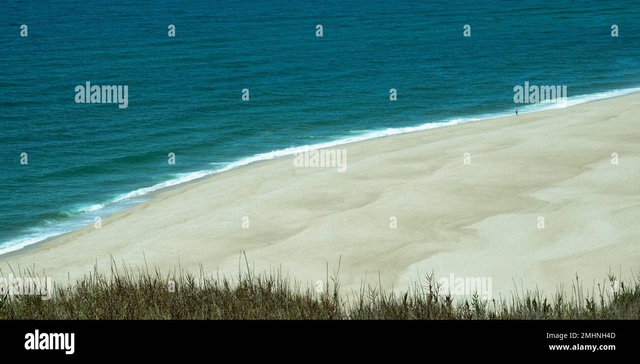 Verlassener Strand, Meer, Sandstrand, melancholisches Meer, minimale Aussicht. Konzept von Einsamkeit, Reisen, Natur, Urlaub, Traurigkeit Freiheit Insel und Geist Stockfoto