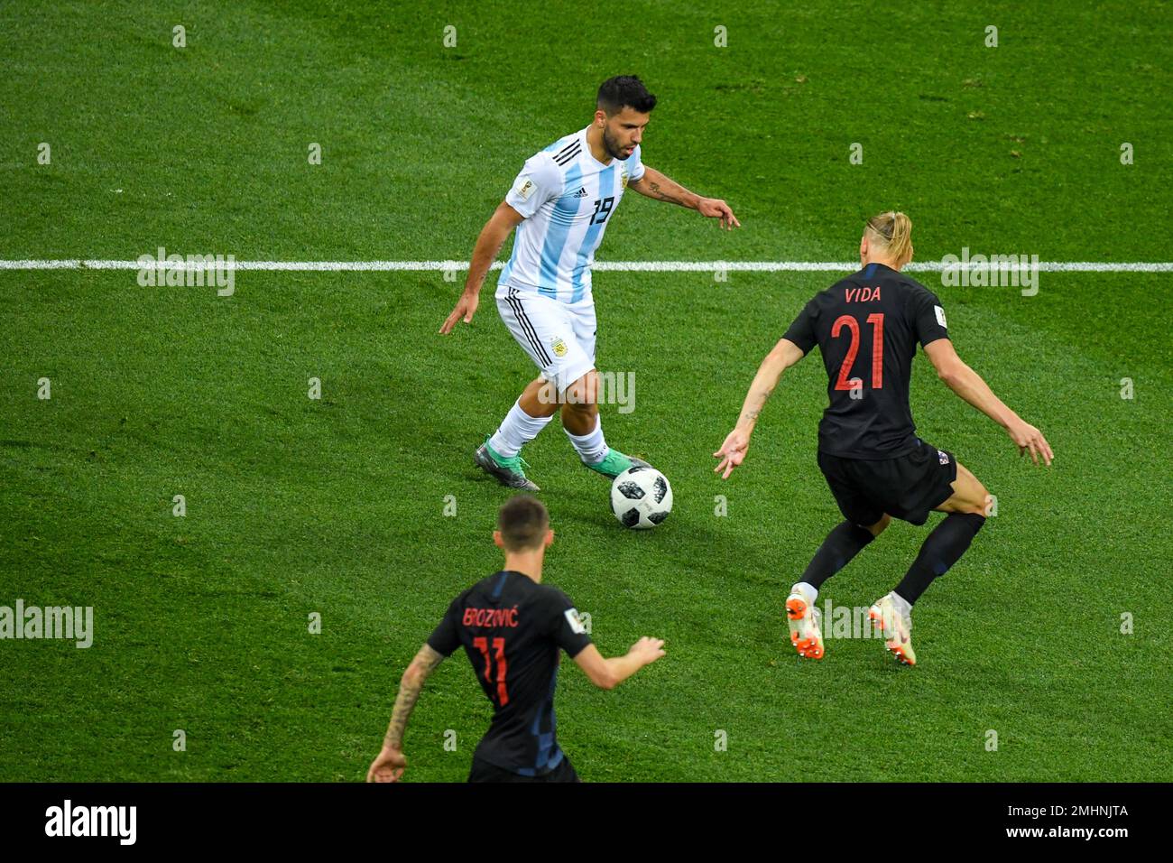 NIZHNIY NOVGOROD, RUSSLAND - JUNI 21: Sergio Aguero aus Argentinien kämpft um den Besitz von Mannschaftskollegen aus Kroatien Domagoj Vida, Marcelo Brozovic Stockfoto