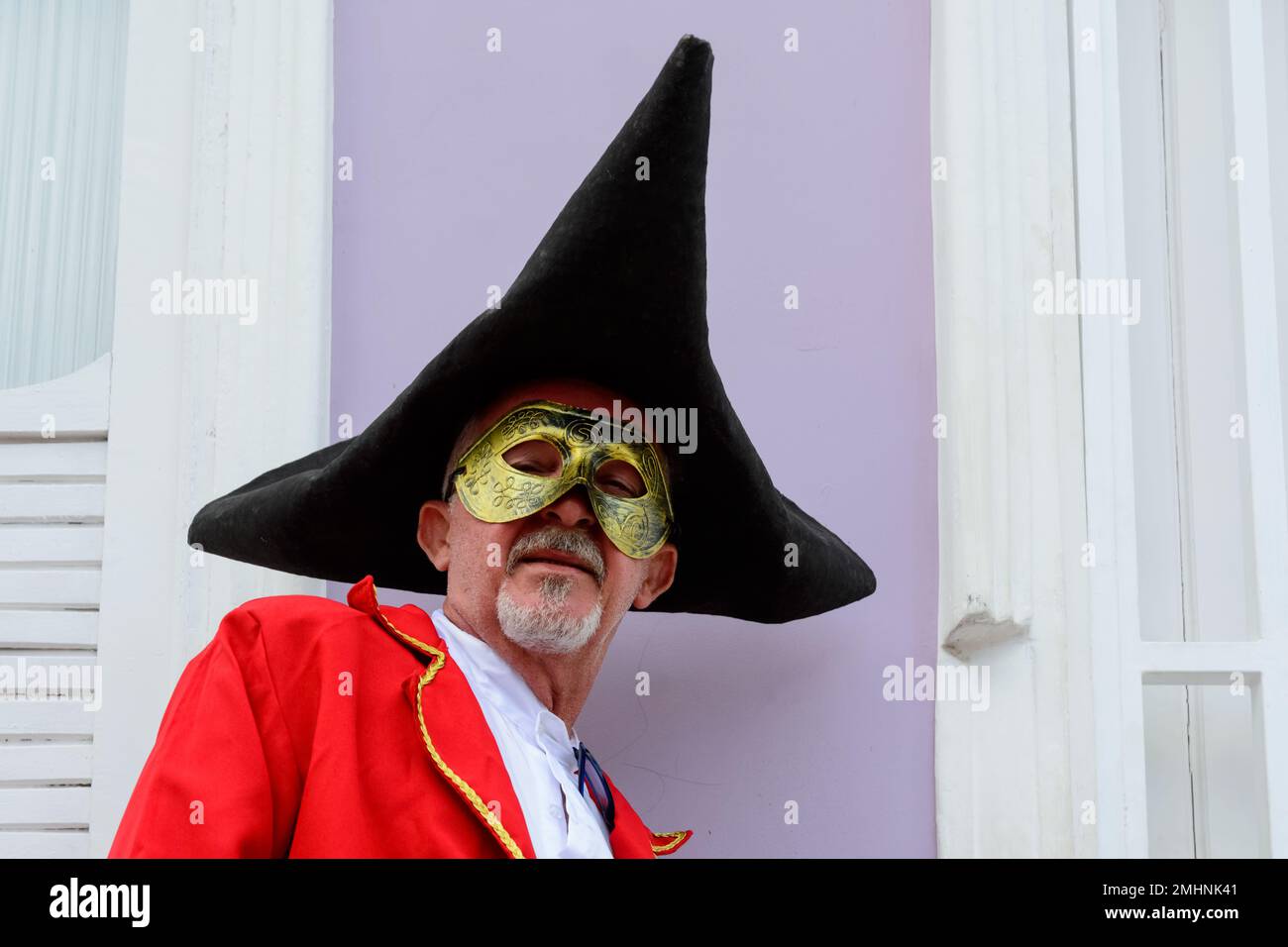 Maragogipe, Bahia, Brasilien - 27. Februar 2017: Leute, die sich im Venedig-Karnevalsstil verkleiden, haben Spaß beim Karneval in der Stadt Marag Stockfoto