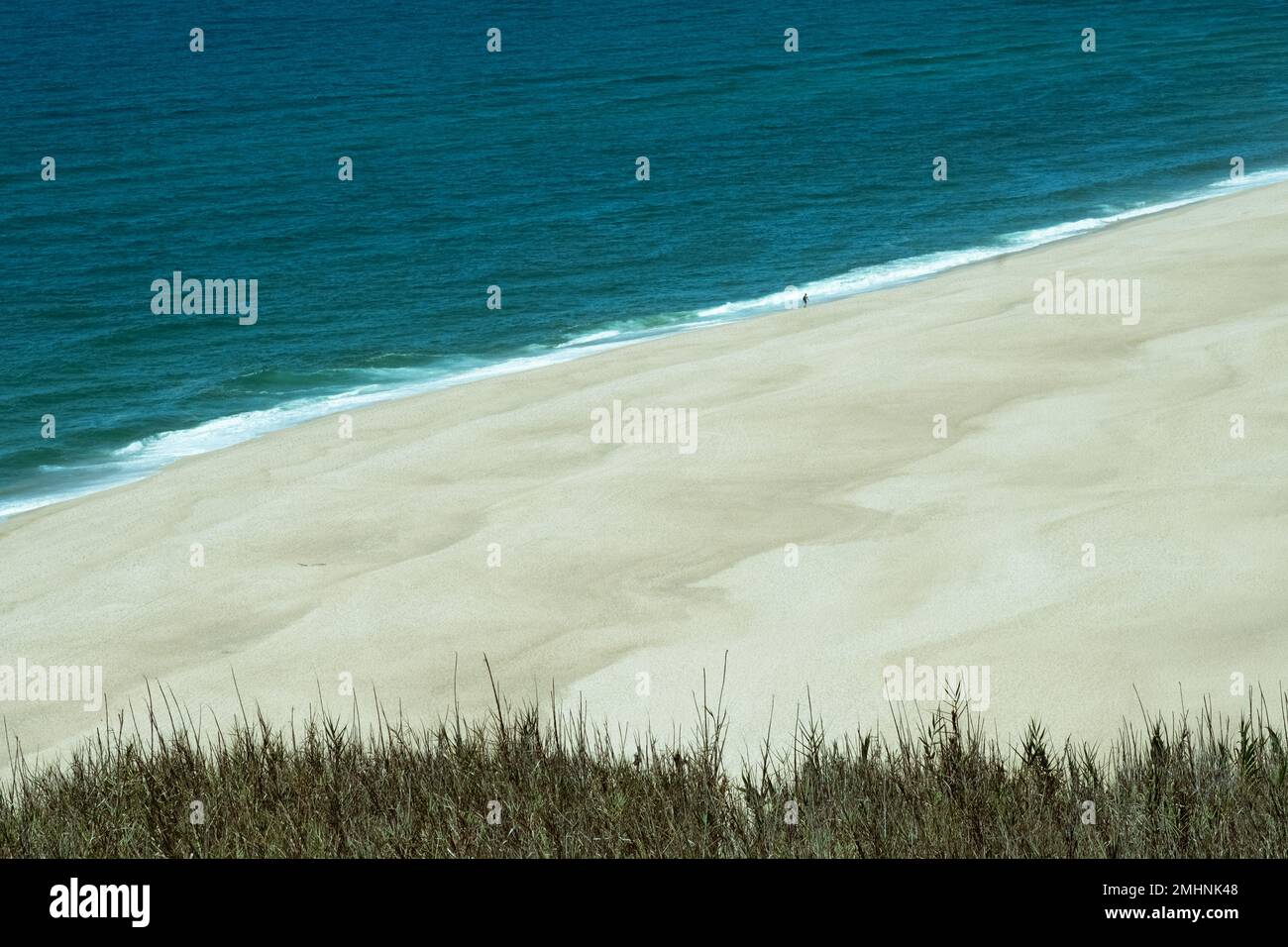 Verlassener Strand, Meer, Sandstrand, melancholisches Meer, minimale Aussicht. Konzept von Einsamkeit, Reisen, Natur, Urlaub, Traurigkeit Freiheit Insel und Geist Stockfoto