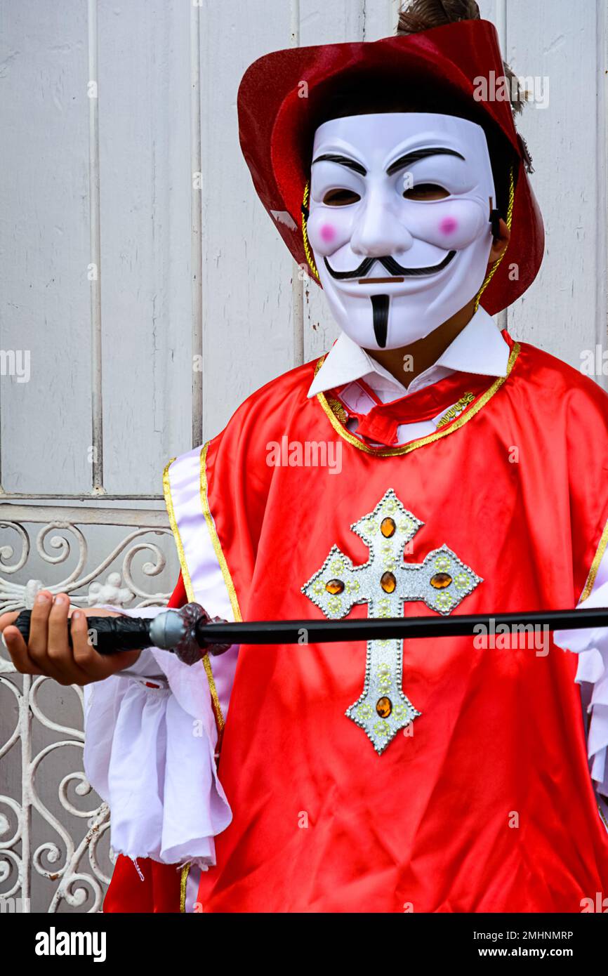 Maragogipe, Bahia, Brasilien - 27. Februar 2017: Eine Person im Venedig-Karnevalsstil hat Spaß beim Straßenkarneval in der Stadt Maragogi Stockfoto