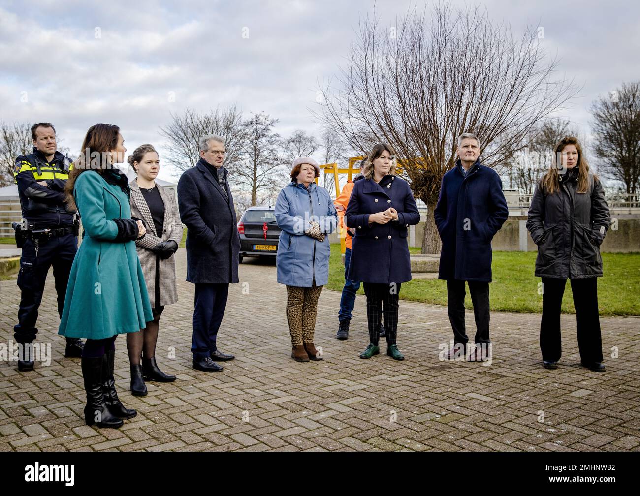 HALSTEREN - Delegation einschließlich der stellvertretenden Anne-Marie Spierings (Provinz Nordbrabant), des parlamentsmitglieds Roelof Bisschop (SGP), des Bürgermeisters Joyce Vermue (Gemeinde Zundert), des Deichwarden Kees Jan de Vet (Wasserrat Brabantse Delta) und des parlaments Eva van Esch (PvdD) Während eines Arbeitsbesuchs des Ständigen Ausschusses für Justiz und Sicherheit in einer Kläranlage. Der Besuch findet im Zusammenhang mit Drogenkriminalität und Abfallentsorgung statt. ANP SEM VAN DER WAL netherlands Out - belgien Out Credit: ANP/Alamy Live News Stockfoto
