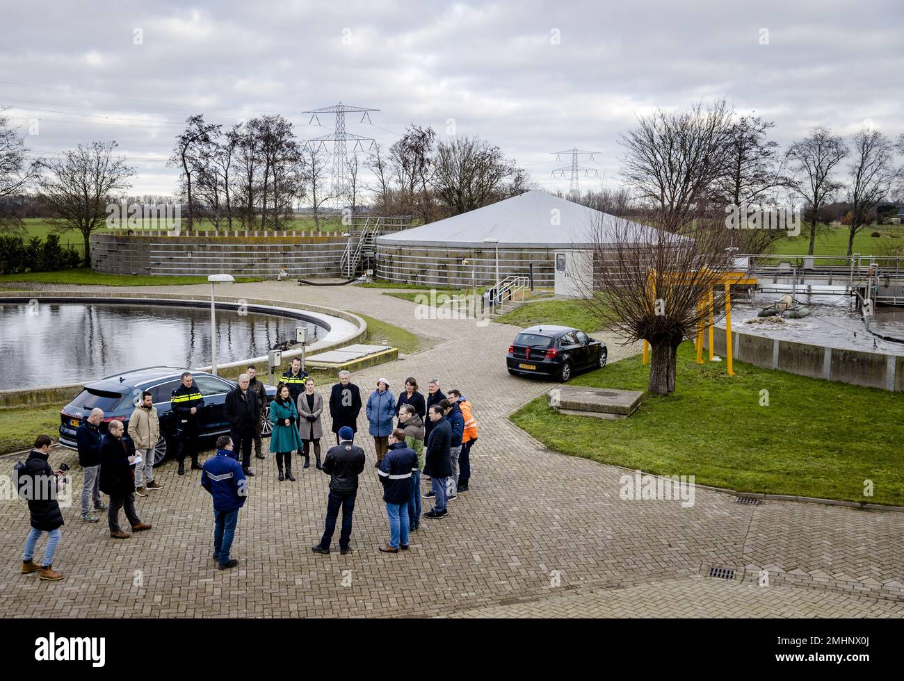 HALSTEREN - Delegation einschließlich der stellvertretenden Anne-Marie Spierings (Provinz Nordbrabant), des parlamentsmitglieds Roelof Bisschop (SGP), des Bürgermeisters Joyce Vermue (Gemeinde Zundert), des Deichwarden Kees Jan de Vet (Wasserrat Brabantse Delta) und des parlaments Eva van Esch (PvdD) Während eines Arbeitsbesuchs des Ständigen Ausschusses für Justiz und Sicherheit in einer Kläranlage. Der Besuch findet im Zusammenhang mit Drogenkriminalität und Abfallentsorgung statt. ANP SEM VAN DER WAL netherlands Out - belgien Out Credit: ANP/Alamy Live News Stockfoto