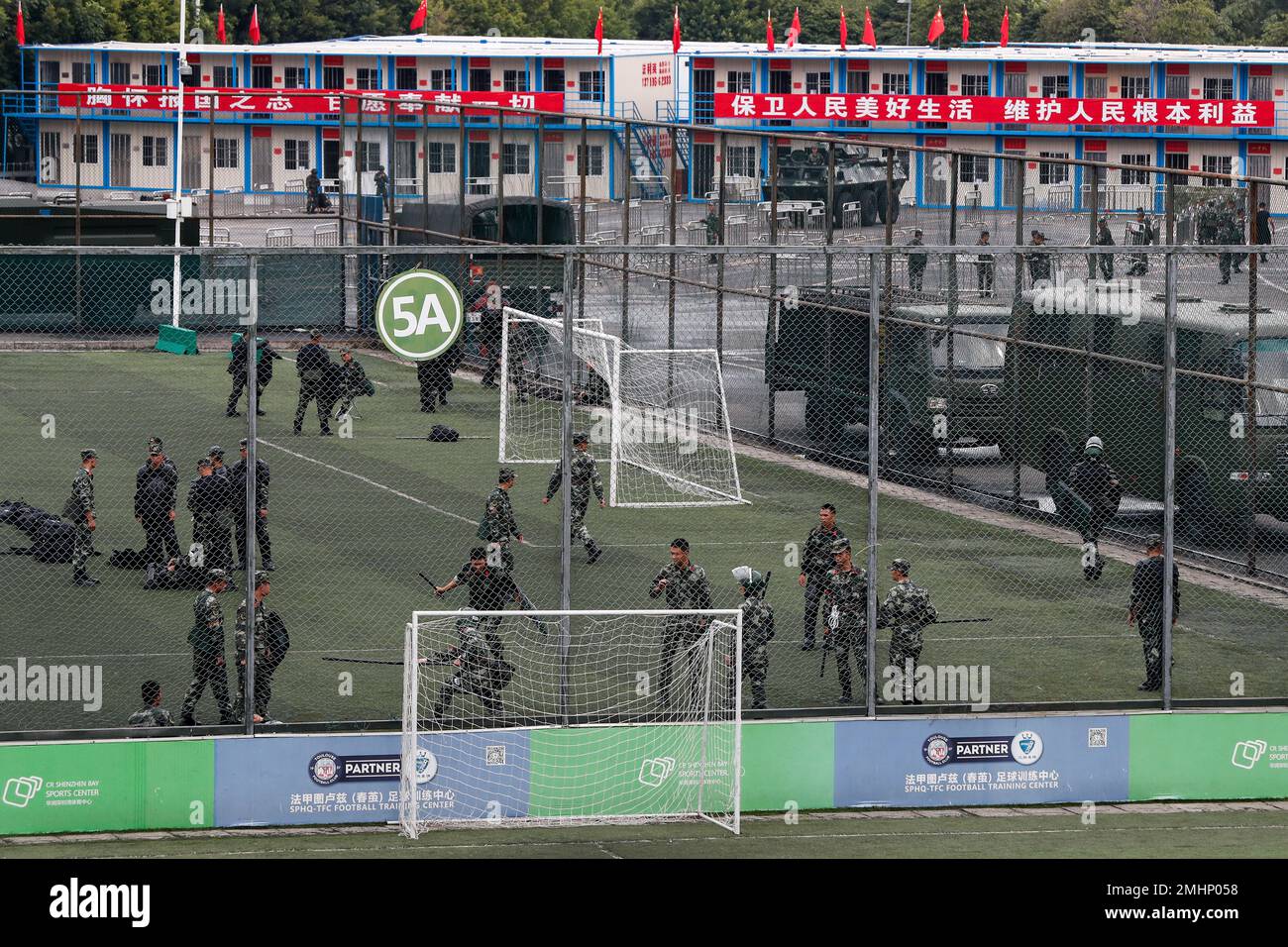 Chinese paramilitary policemen in riot gears take part in a training on a field outside the Shenzhen Bay Sports Center in Shenzhen, China's Guangdong province, Wednesday, Oct. 30, 2019. China on Wednesday strongly backed Hong Kong's move to exclude pro-democracy activist Joshua Wong from elections for local councilors, a decision seen as likely to fuel further public anger in the semi-autonomous Chinese city. (AP Photo/Andy Wong) Stockfoto