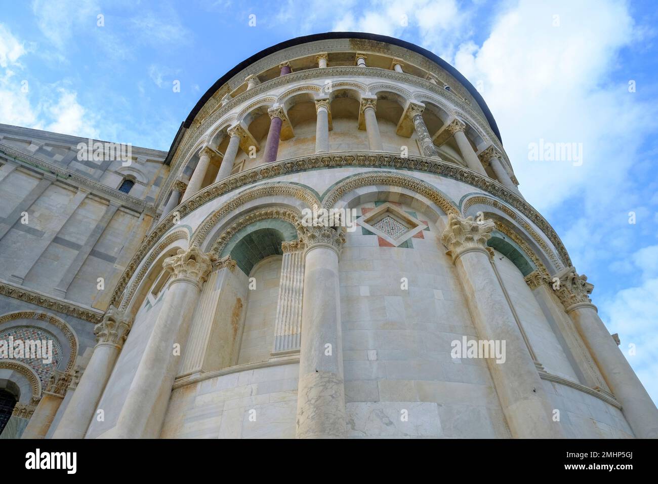 Dezember 2022 Pisa, Italien: Details zur Fassade und Einrichtung der Kathedrale von Pisa, Duomo di Pisa von unten. Platz der Wunder, piazza dei Miraco Stockfoto