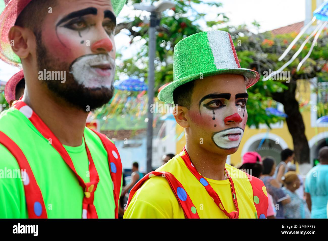Maragogipe, Bahia, Brasilien - 27. Februar 2017: Die Menschen nehmen am Straßenkarneval in der Stadt Maragogipe in Bahia Teil, gekleidet mit bunten Stoffen Stockfoto