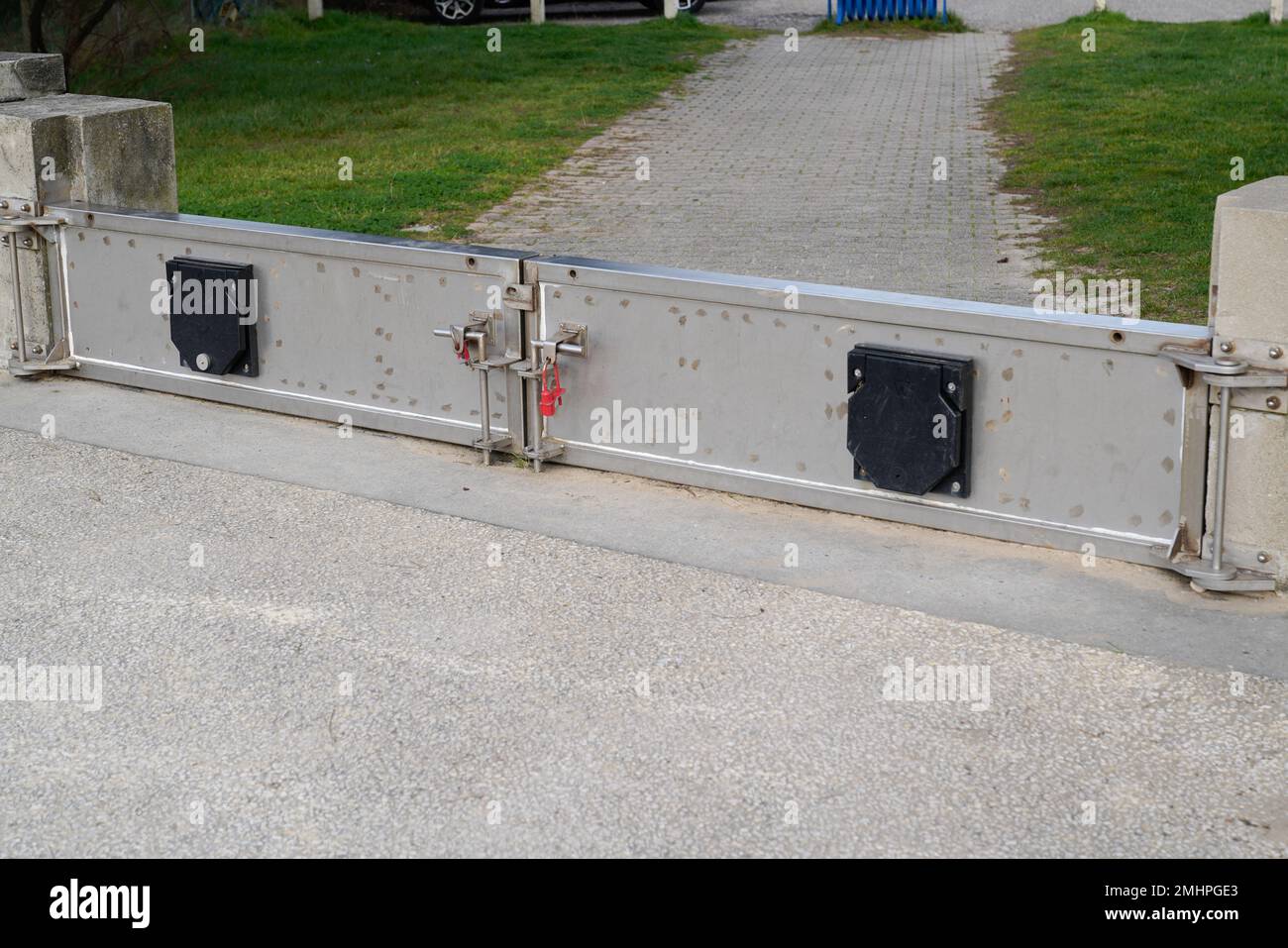 Geschlossene Hochwassertore Stahl zur Küste am Meer Nachbarschaft in andernos frankreich in Vorbereitung auf Hochwasser Stockfoto