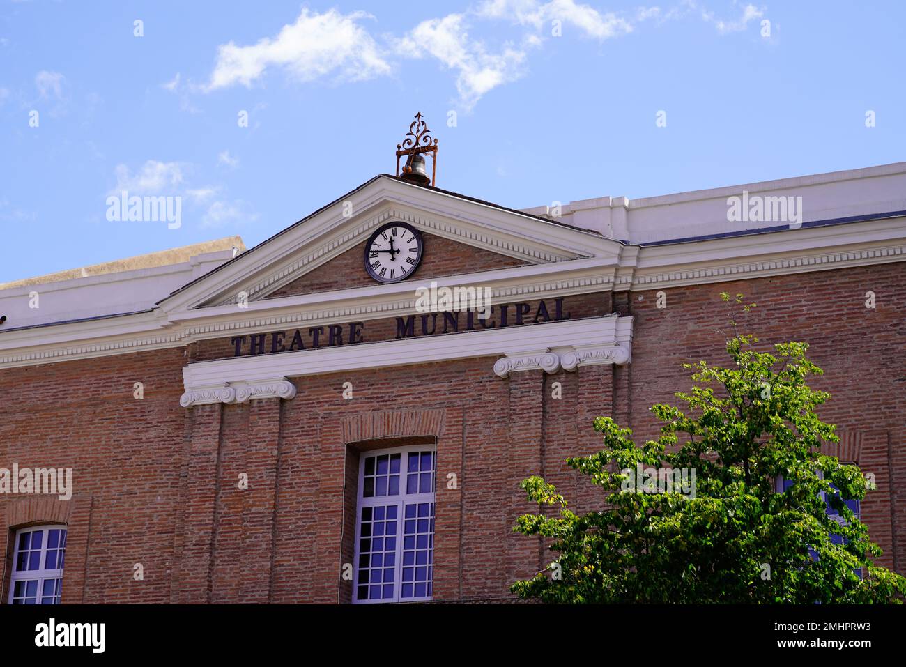 Uhrfassade des Theatergebäudes in der französischen Stadt perpignan Stockfoto Uhrfassade des Theatergebäudes in der französischen Stadt perpignan Stockfoto