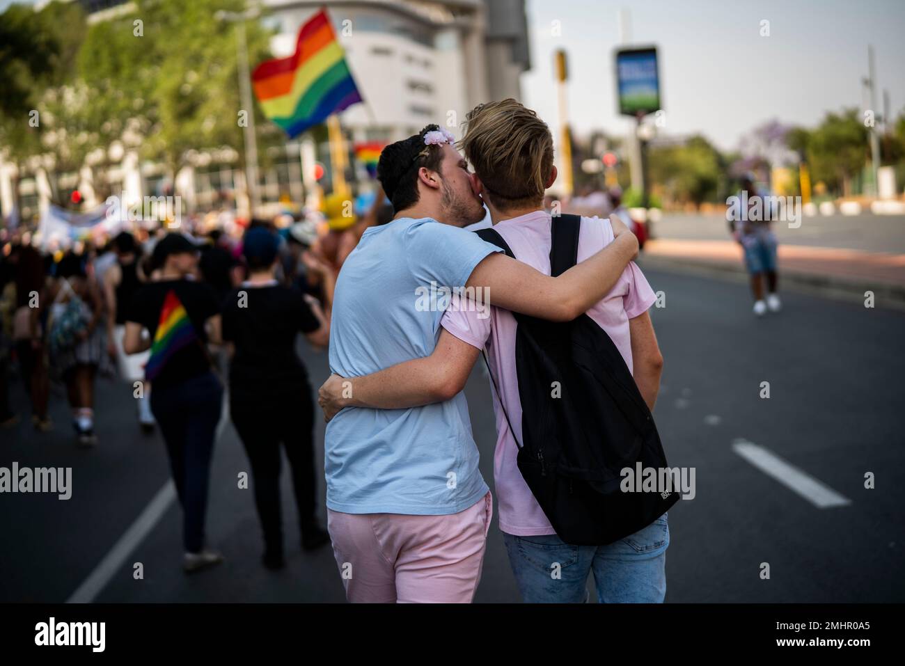 A couple embrace during the annual Gay Pride event in Johannesburg, South Africa, Saturday Oct. 26, 2019. Thousands took part in this 30th edition of the Gay Pride. (AP Photo/Jerome Delay) Stockfoto