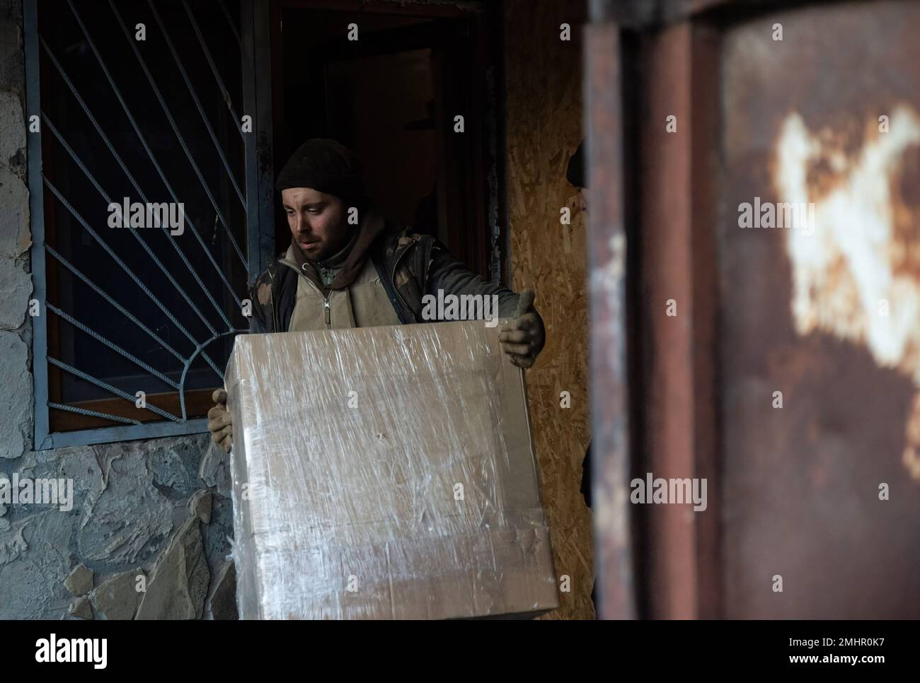 Lyman, Ukraine. 26. Januar 2023. Ein Freiwilliger lädt Vorräte, die an die Soldaten an der Front geliefert werden. Kredit: SOPA Images Limited/Alamy Live News Stockfoto