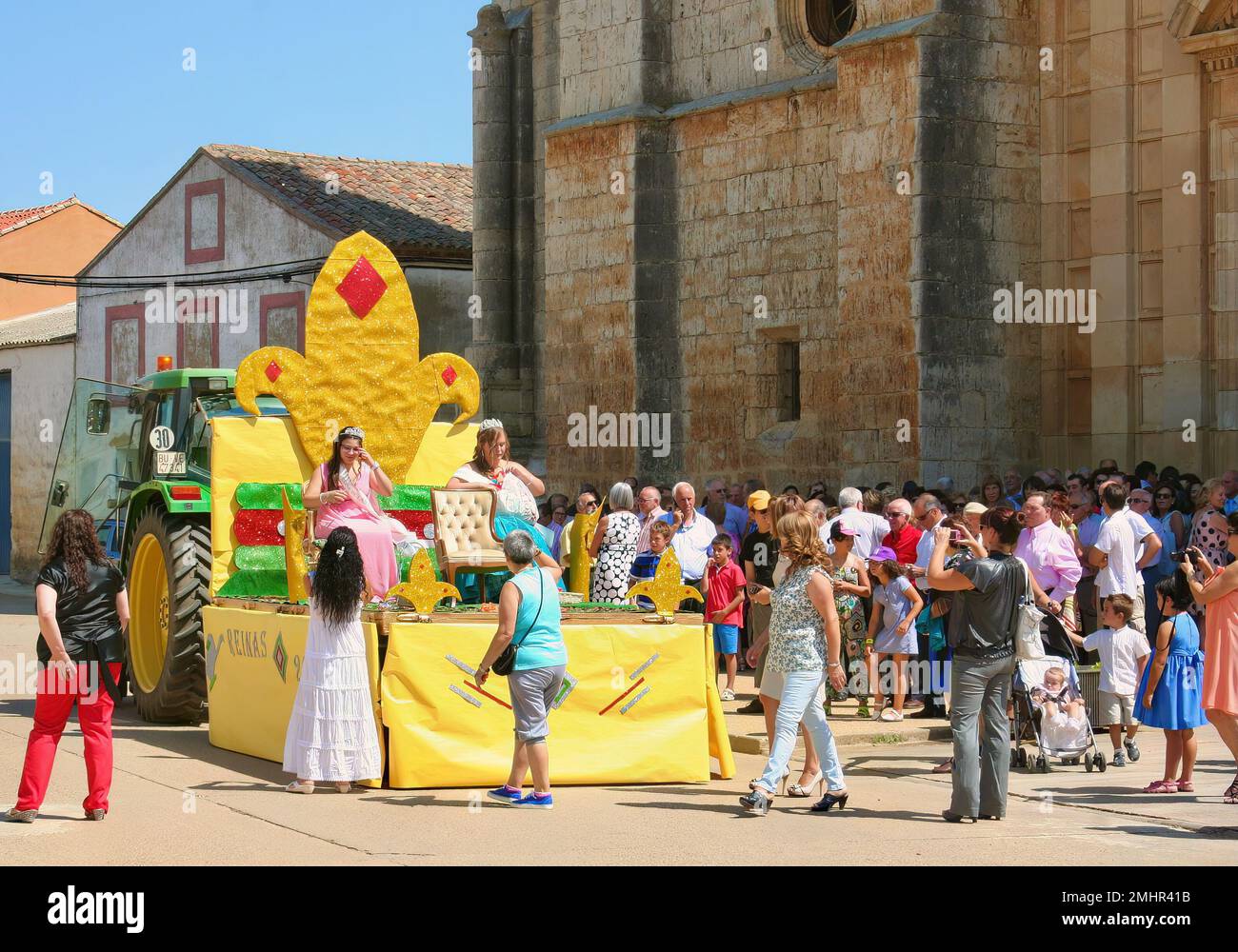 Dorfparty-Königinnen auf einem Festwagen während der Feierlichkeiten zur Himmelfahrt der Jungfrau Maria am 15. August 2013 Lantadilla Palencia Spanien Stockfoto