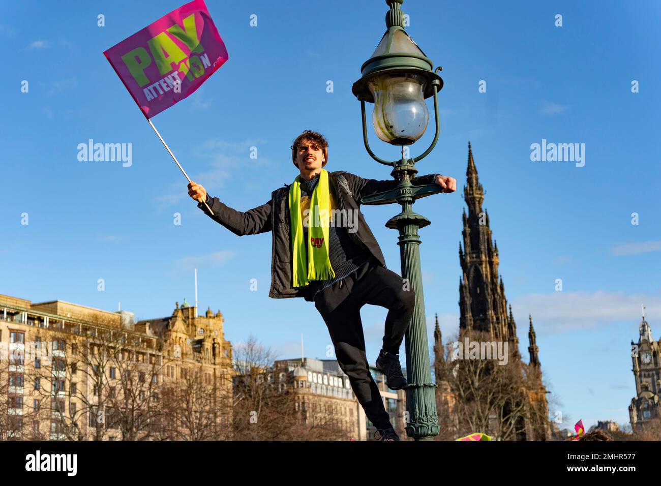 Edinburgh, Schottland, Großbritannien. 25. Januar 2023 Die Kundgebung der streikenden Lehrer, die heute vom Eis auf dem Hügel in Edinburgh organisiert wurden. Stockfoto