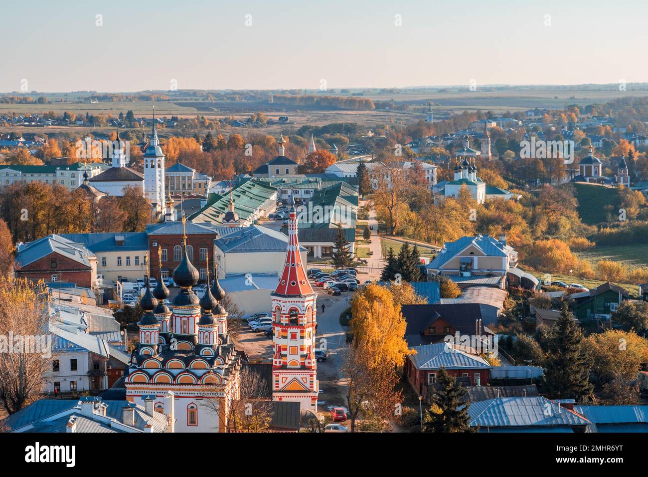 Herbstblick auf die Stadt Suzdal vom Glockenturm Stockfoto