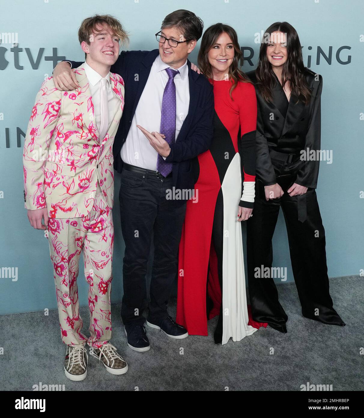 Los Angeles, USA. 26. Januar 2023. (L-R) William Stoddard Lawrence, Bill Lawrence, Christa Miller und Charlotte Lawrence auf der SCHRUMPFENDEN Premiere von Apple TV, die am Donnerstag, den 26. Januar 2023, in der Directors Guild of America in Los Angeles, Kalifornien, stattfand. (Foto: Sthanlee B. Mirador/Sipa USA) Guthaben: SIPA USA/Alamy Live News Stockfoto