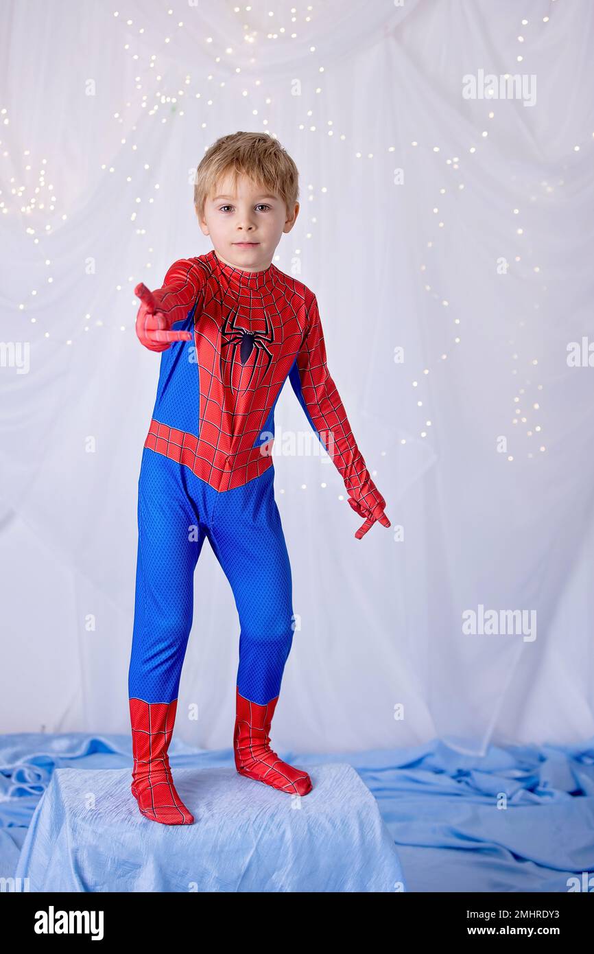 Little boy in spiderman costume -Fotos und -Bildmaterial in hoher Auflösung  – Alamy