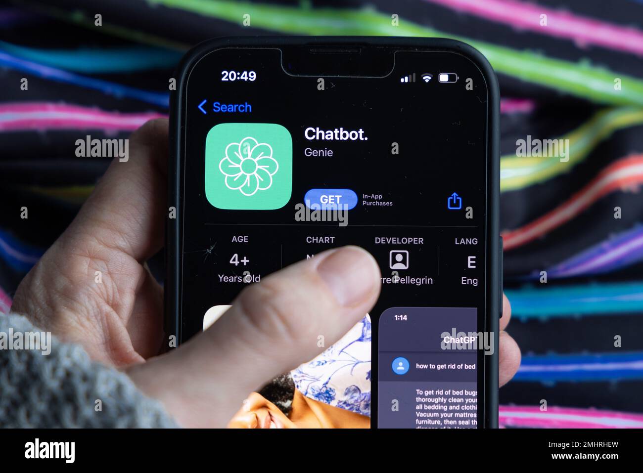 Frauenhand hält ein iPhone mit appstore, ChatGPT und Chat bot Apps, Zeit für künstliche Intelligenz. Chatbot Genie 01.01.2023 Amsterdam, Niederlande Stockfoto