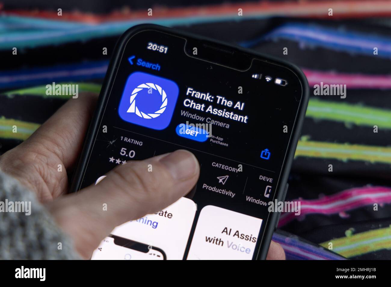 Frauenhand hält ein iPhone mit appstore, ChatGPT und Chat bot Apps, Zeit für künstliche Intelligenz. Frank: Der AI Chat Assistant 01.01.2023 Amst Stockfoto