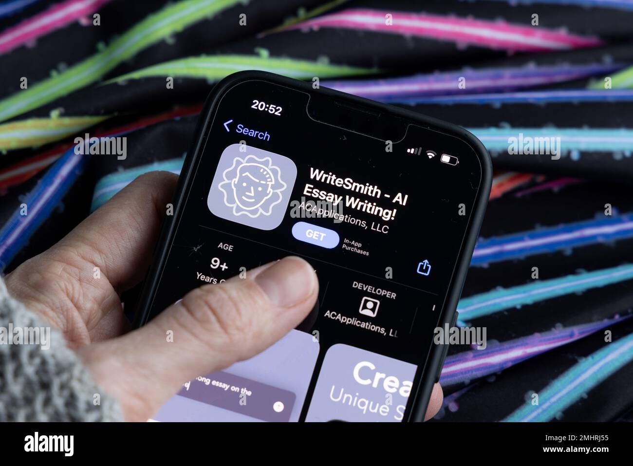 Frauenhand hält ein iPhone mit appstore, ChatGPT und Chat bot Apps, Zeit für künstliche Intelligenz. WriteSmith – AI Essay schreibt 01.01.2023 AMS Stockfoto