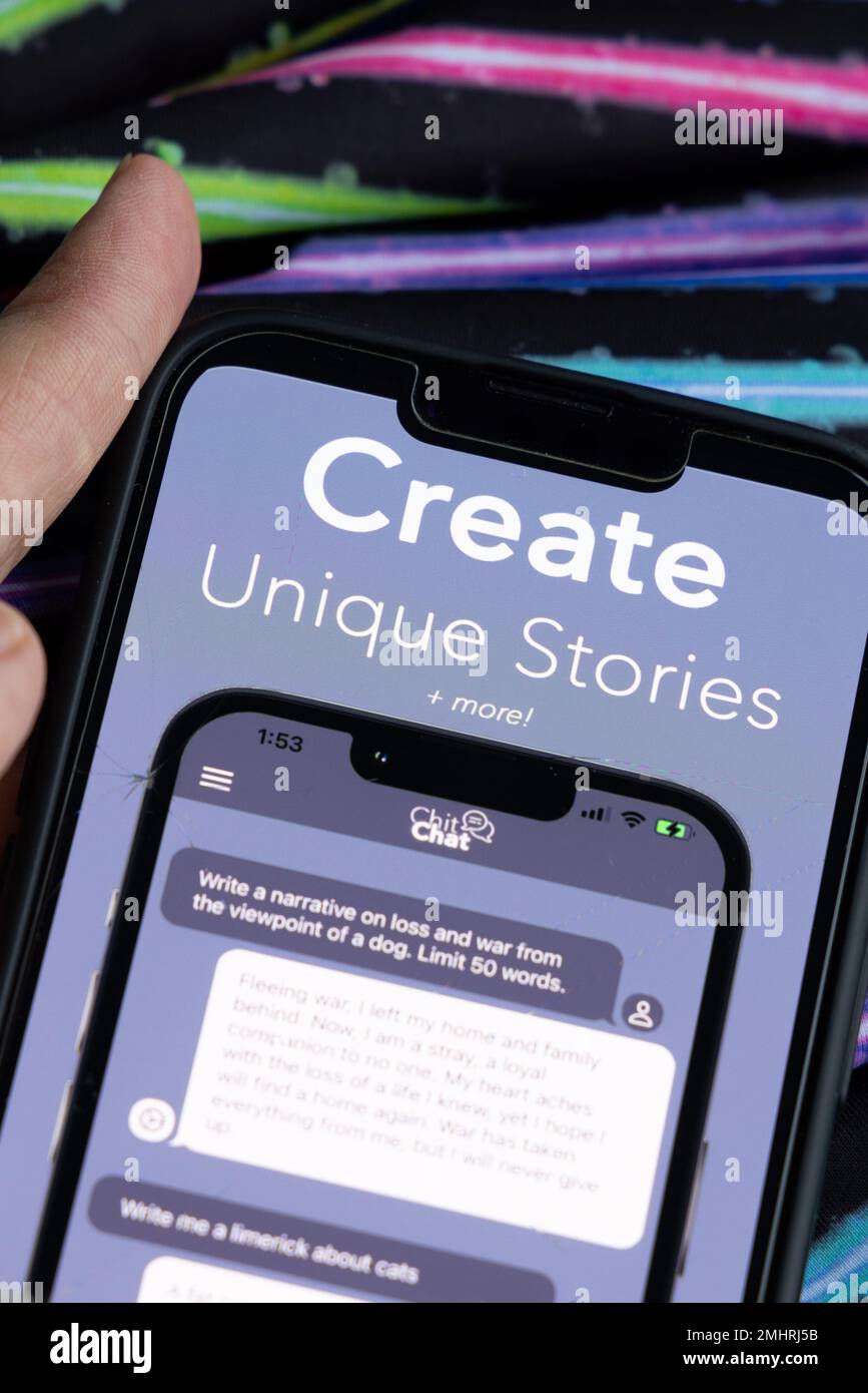 Frauenhand hält ein iPhone mit appstore, ChatGPT und Chat bot Apps, Zeit für künstliche Intelligenz. WriteSmith – AI Essay schreibt 01.01.2023 AMS Stockfoto