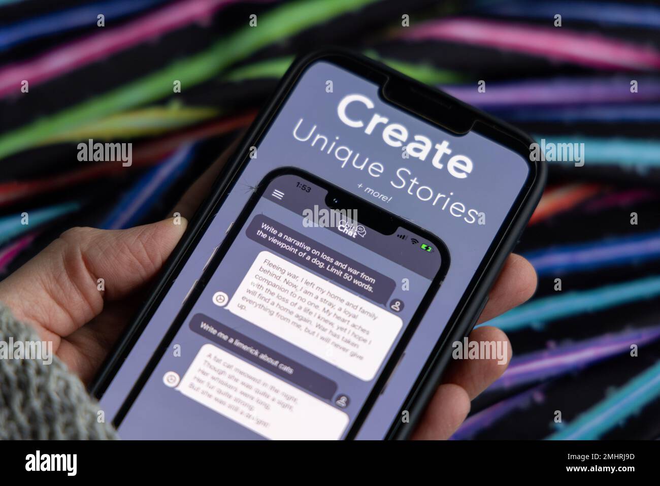 Frauenhand hält ein iPhone mit appstore, ChatGPT und Chat bot Apps, Zeit für künstliche Intelligenz. WriteSmith – AI Essay schreibt 01.01.2023 AMS Stockfoto