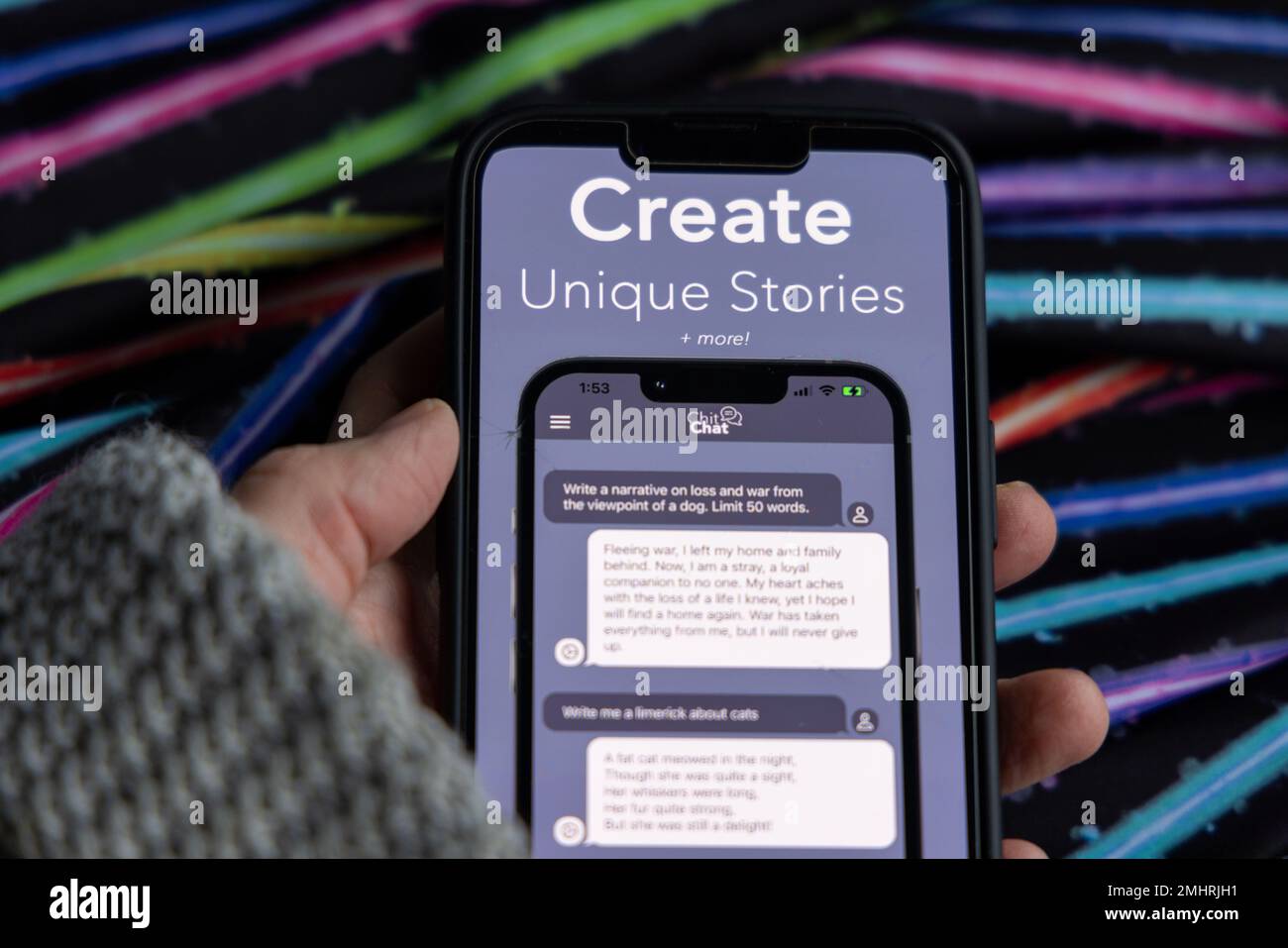 Frauenhand hält ein iPhone mit appstore, ChatGPT und Chat bot Apps, Zeit für künstliche Intelligenz. WriteSmith – AI Essay schreibt 01.01.2023 AMS Stockfoto