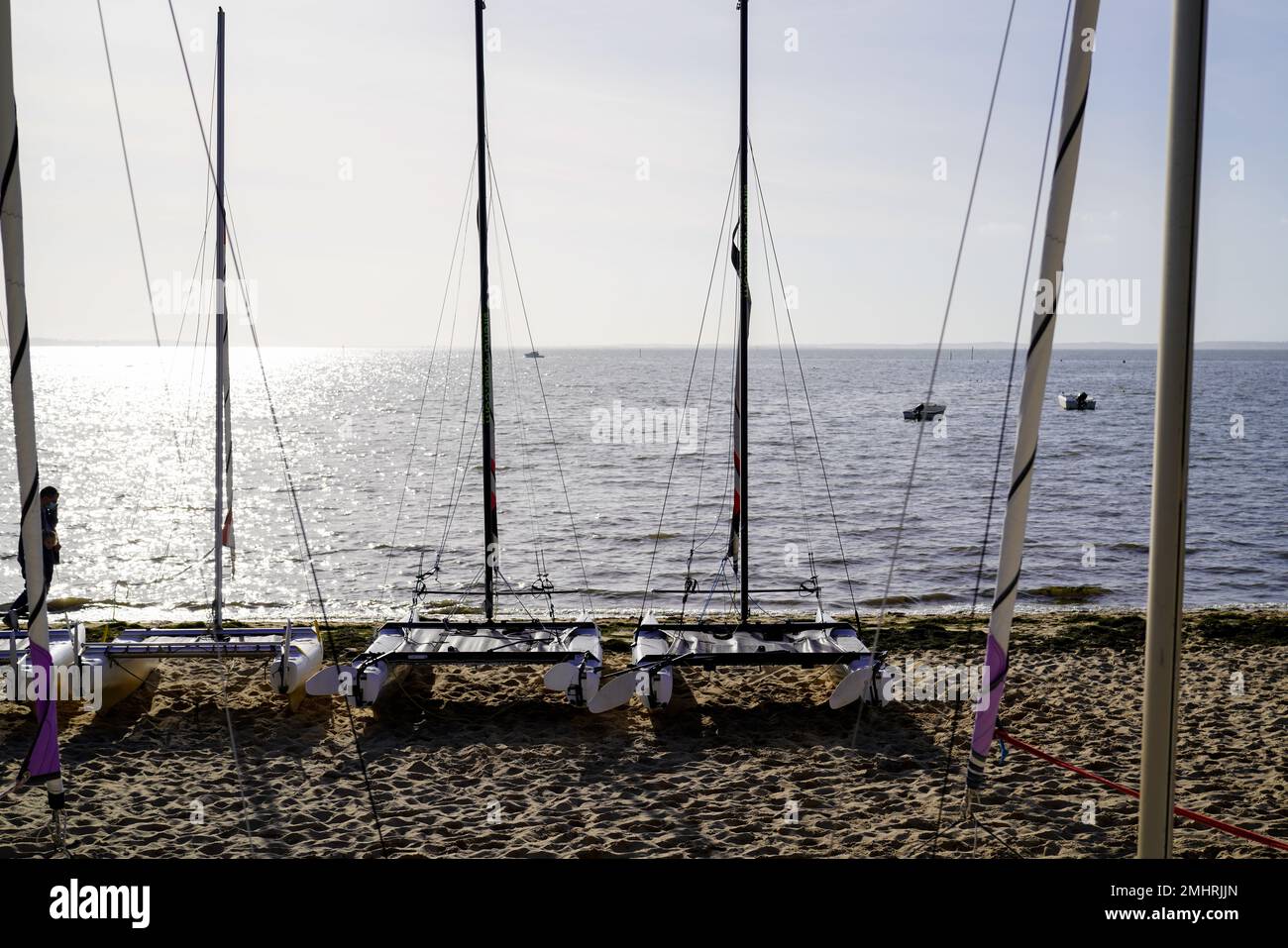 multihull Trimaran chartert Schulboote am Sandstrand in Cap Ferret in der arcachon Basin Bay Stockfoto