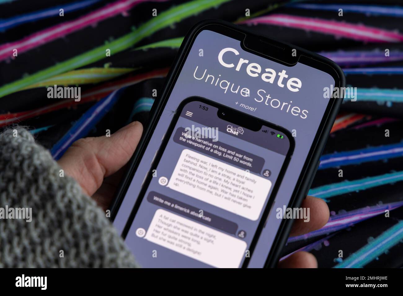 Frauenhand hält ein iPhone mit appstore, ChatGPT und Chat bot Apps, Zeit für künstliche Intelligenz. WriteSmith – AI Essay schreibt 01.01.2023 AMS Stockfoto