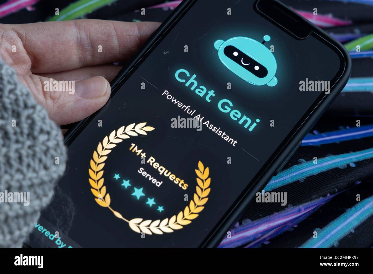 Frauenhand hält ein iPhone mit appstore, ChatGPT und Chat bot Apps, Zeit für künstliche Intelligenz. Chat Geni, Leistungsstarker Ai-Assistent 01.01.2023 Stockfoto