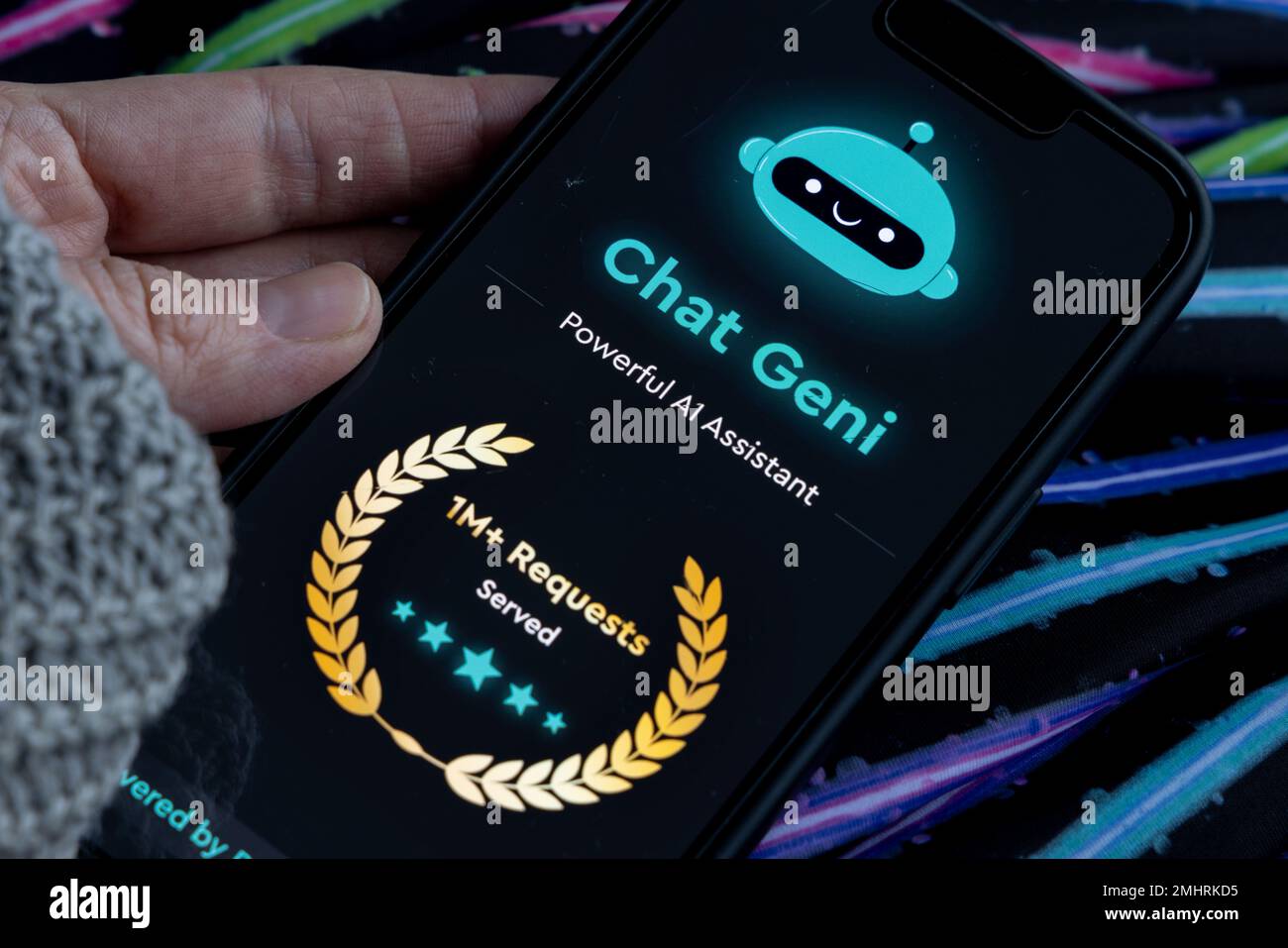 Frauenhand hält ein iPhone mit appstore, ChatGPT und Chat bot Apps, Zeit für künstliche Intelligenz. Chat Geni, Leistungsstarker Ai-Assistent 01.01.2023 Stockfoto