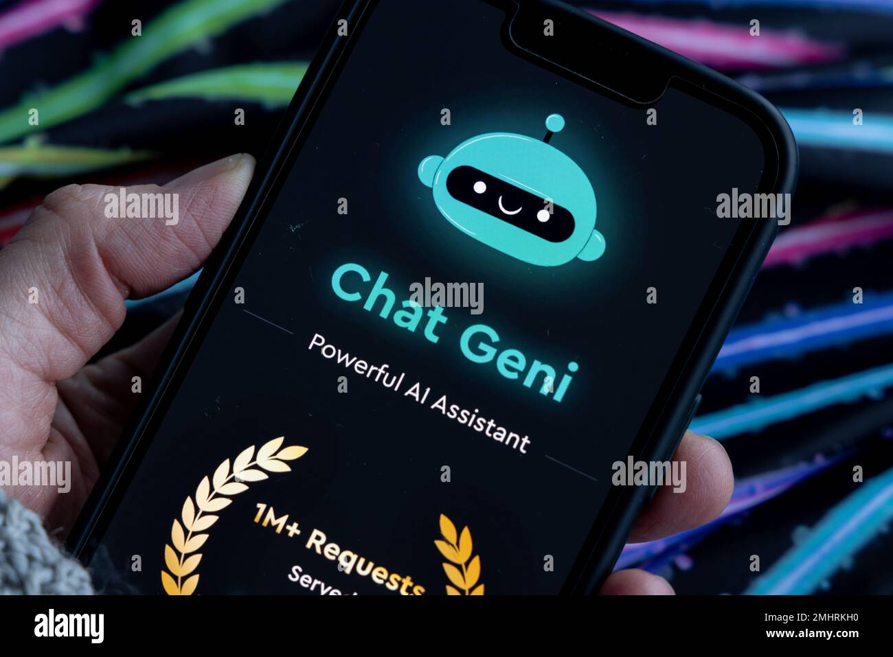 Frauenhand hält ein iPhone mit appstore, ChatGPT und Chat bot Apps, Zeit für künstliche Intelligenz. Chat Geni, Leistungsstarker Ai-Assistent 01.01.2023 Stockfoto