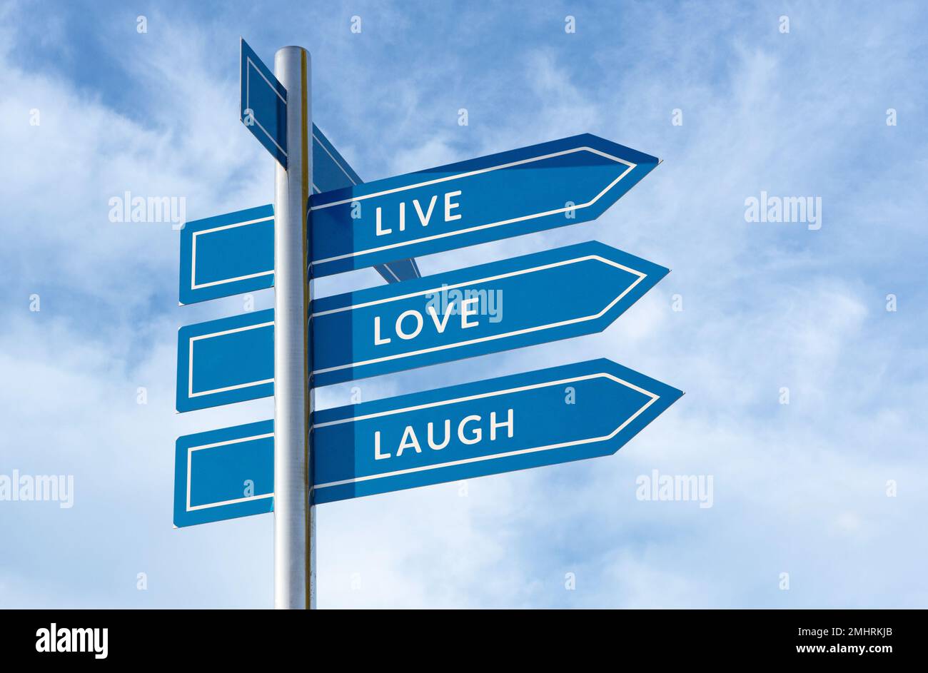 Live Love Laugh-Nachricht auf einem Schild isoliert auf blauem Hintergrund Stockfoto
