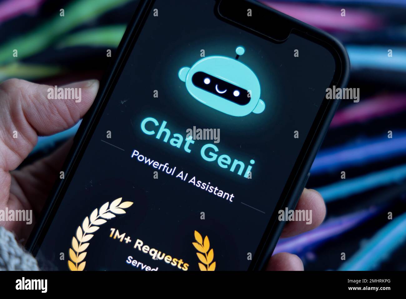 Frauenhand hält ein iPhone mit appstore, ChatGPT und Chat bot Apps, Zeit für künstliche Intelligenz. Chat Geni, Leistungsstarker Ai-Assistent 01.01.2023 Stockfoto