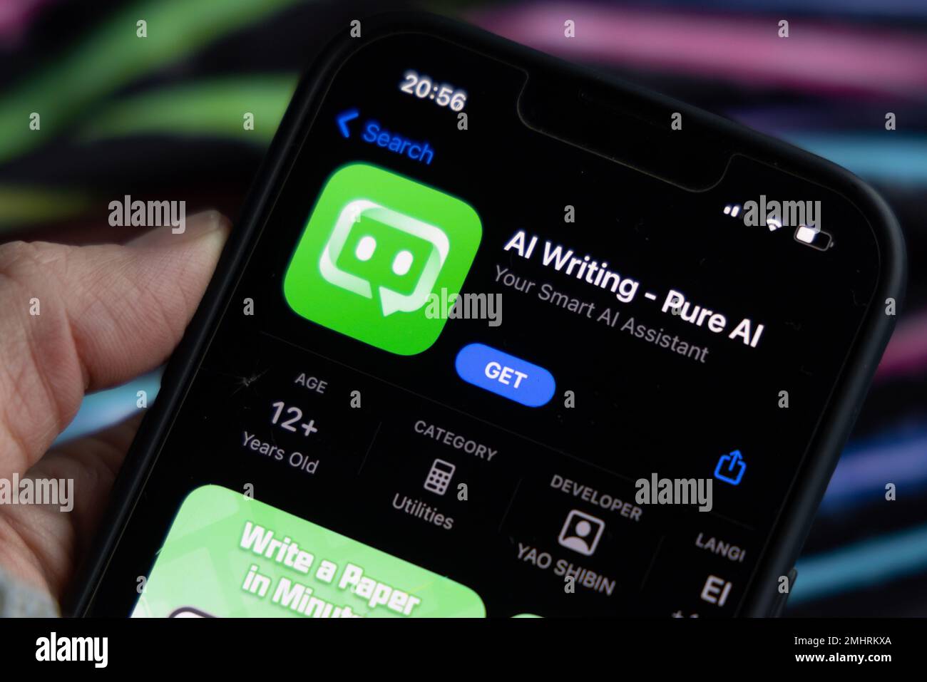 Frauenhand hält ein iPhone mit appstore, ChatGPT und Chat bot Apps, Zeit für künstliche Intelligenz. AI-Schreiben – Pure AI 01.01.2023 Amsterdam, N Stockfoto