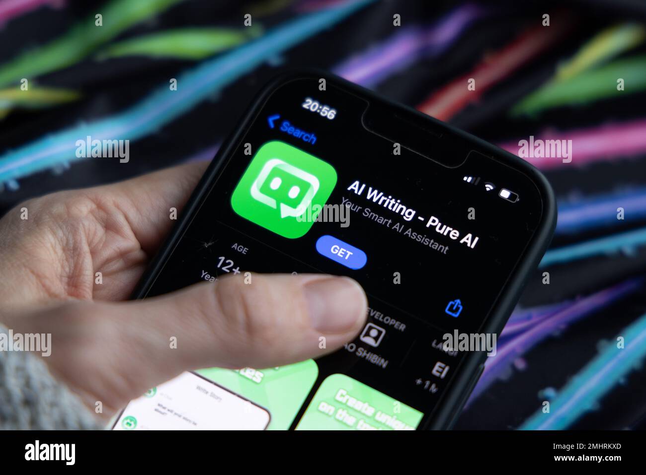 Frauenhand hält ein iPhone mit appstore, ChatGPT und Chat bot Apps, Zeit für künstliche Intelligenz. AI-Schreiben – Pure AI 01.01.2023 Amsterdam, N Stockfoto