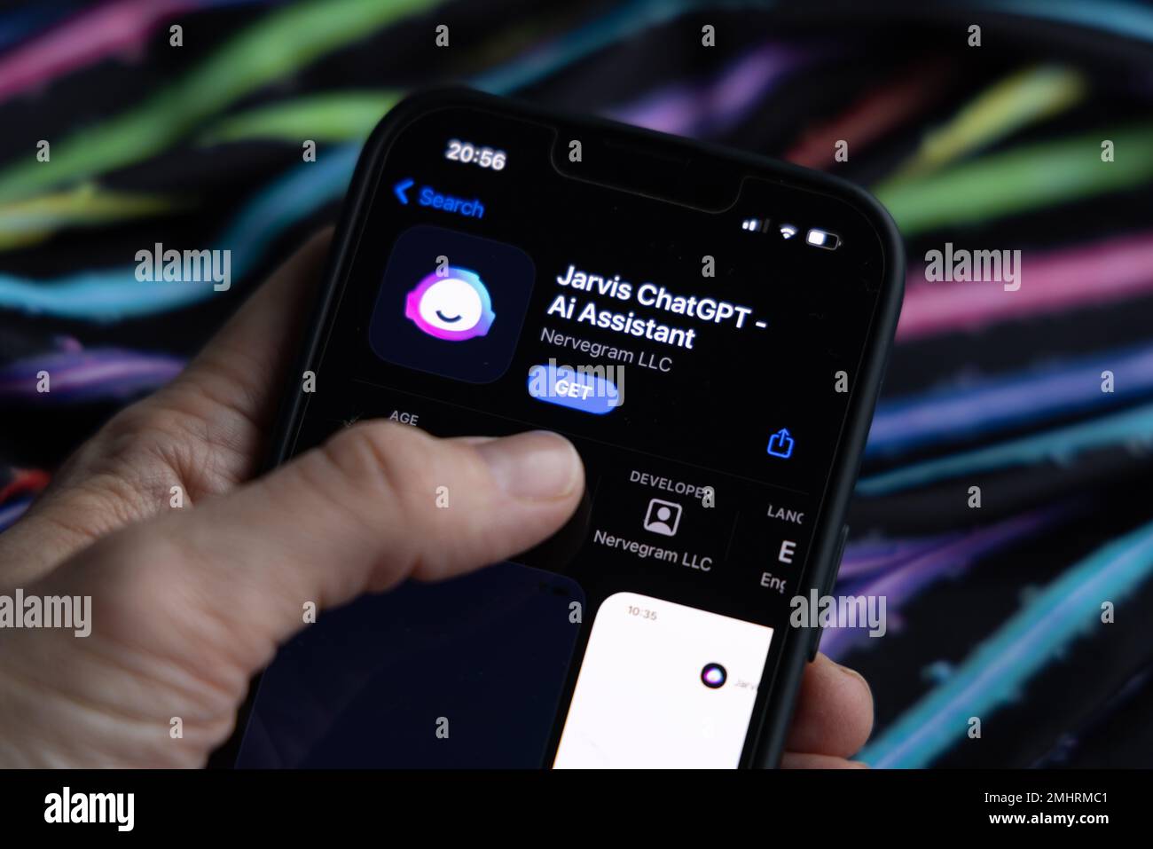 Frauenhand hält ein iPhone mit appstore, ChatGPT und Chat bot Apps, Zeit für künstliche Intelligenz. Jarvis, Ihr KI-Assistent 01.01.2023 Amsterdam Stockfoto