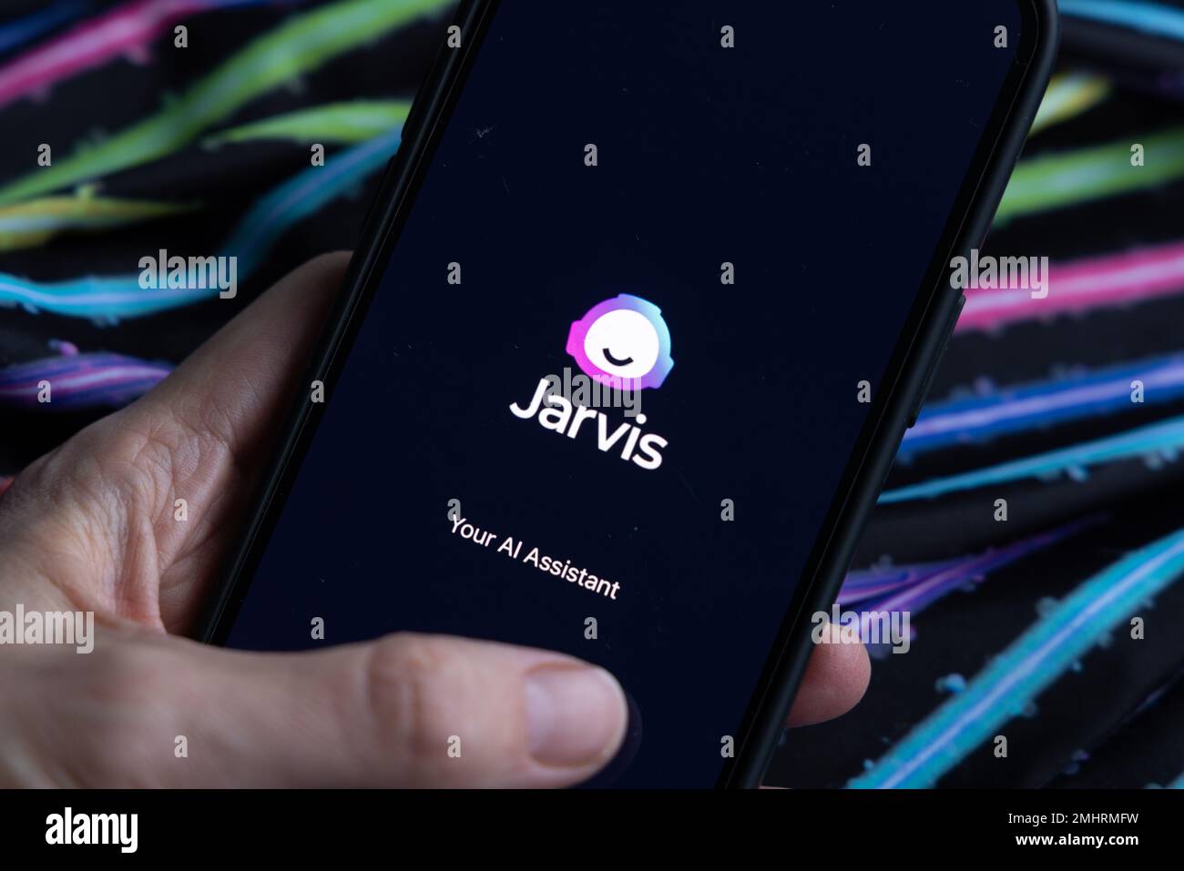 Frauenhand hält ein iPhone mit appstore, ChatGPT und Chat bot Apps, Zeit für künstliche Intelligenz. Jarvis, Ihr KI-Assistent 01.01.2023 Amsterdam Stockfoto