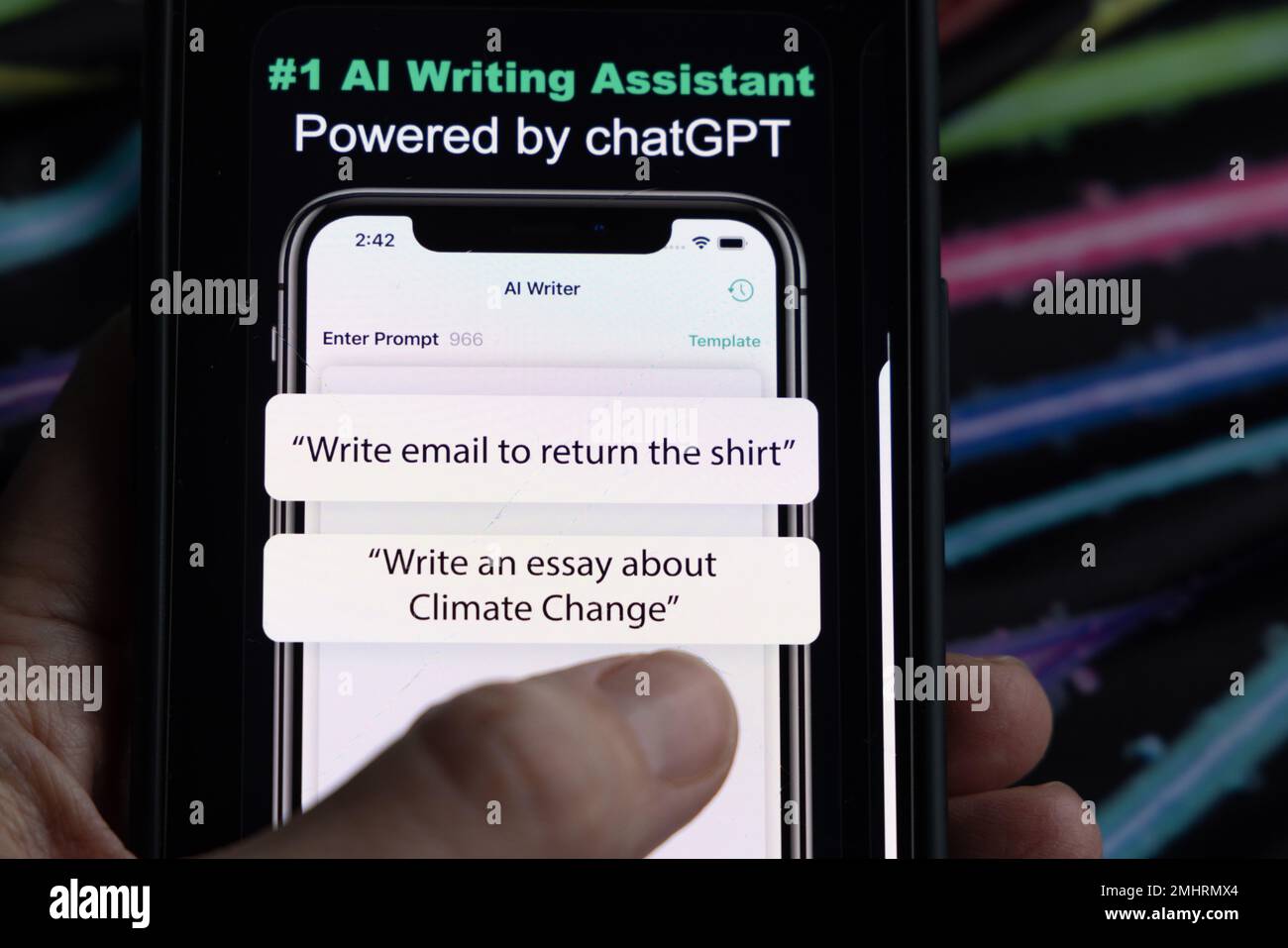 Frauenhand hält ein iPhone mit appstore, ChatGPT und Chat bot Apps, Zeit für künstliche Intelligenz. AI-Schreiberassistent: ChatGPT 01.01.2023 AMS Stockfoto
