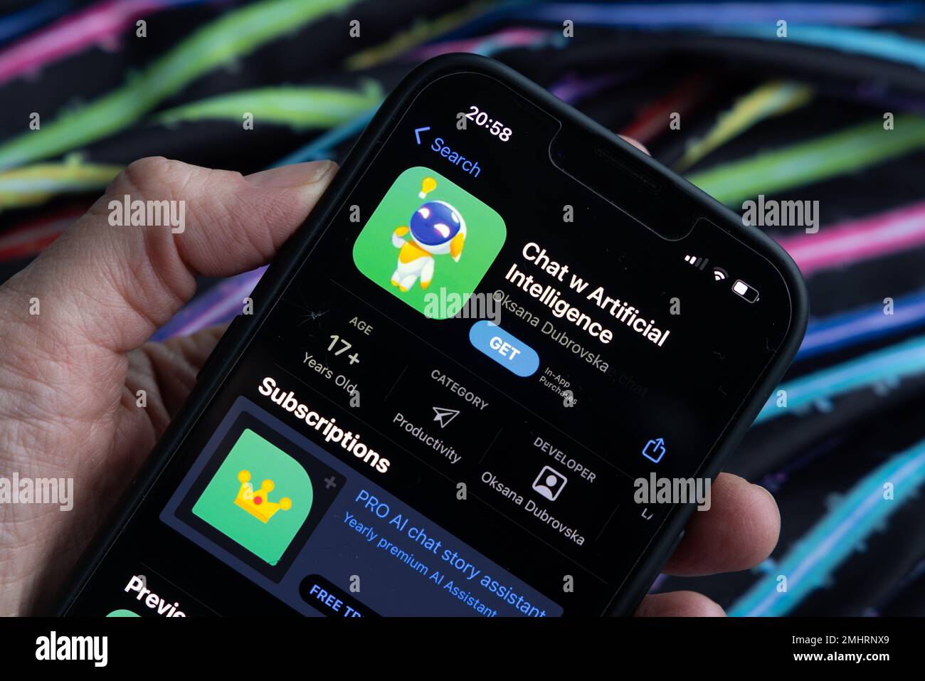 Frauenhand hält ein iPhone mit appstore, ChatGPT und Chat bot Apps, Zeit für künstliche Intelligenz. Chat mit künstlicher Intelligenz 01.01.2023 Uhr Stockfoto