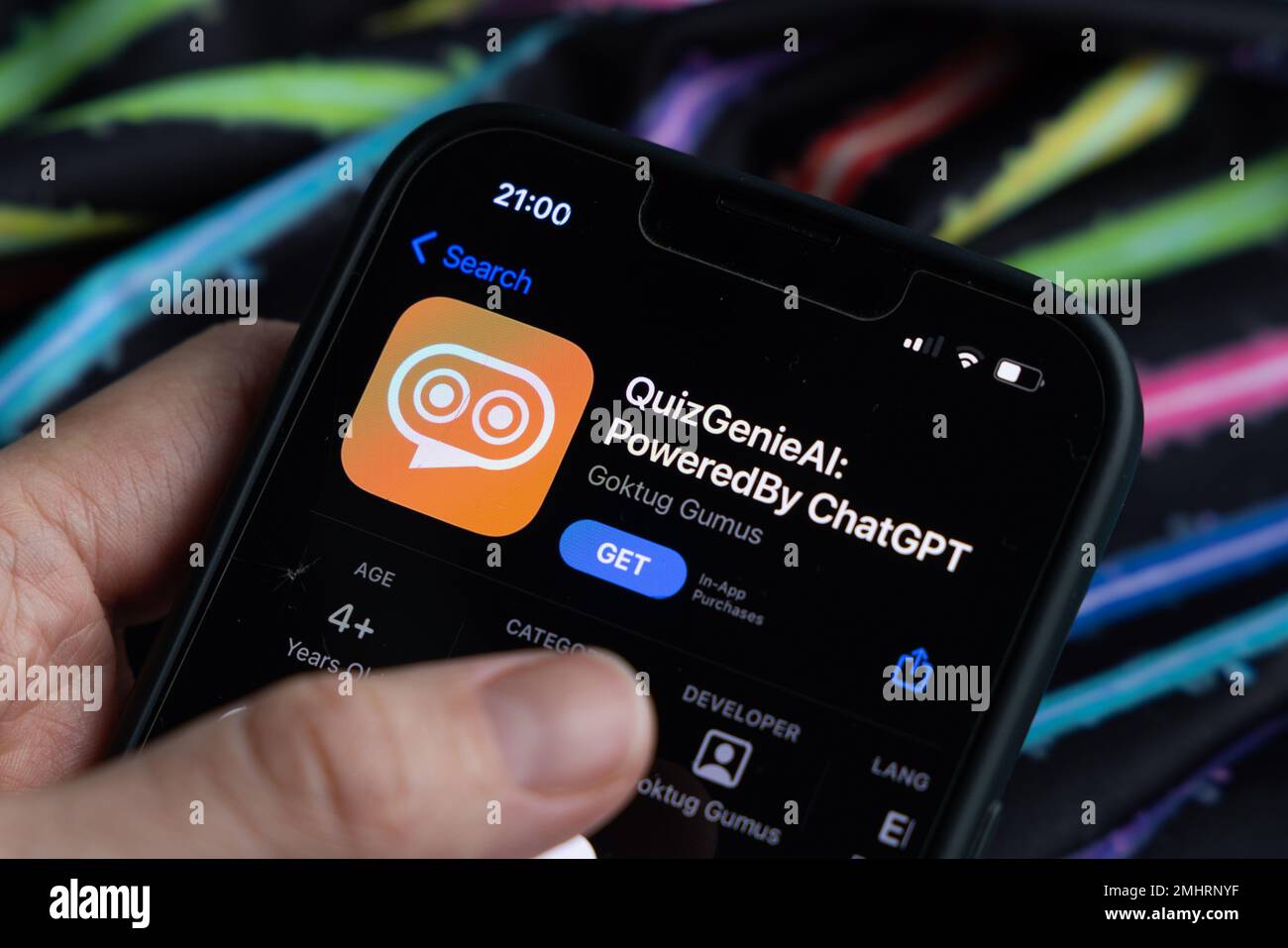 Frauenhand hält ein iPhone mit appstore, ChatGPT und Chat bot Apps, Zeit für künstliche Intelligenz. QuizGeneralAi, unterstützt von ChatGPT 01.01.2023 Stockfoto