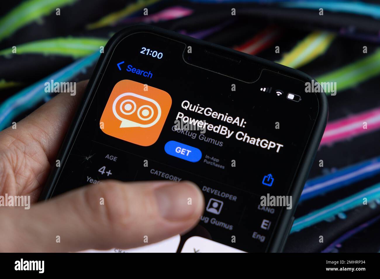 Frauenhand hält ein iPhone mit appstore, ChatGPT und Chat bot Apps, Zeit für künstliche Intelligenz. QuizGeneralAi, unterstützt von ChatGPT 01.01.2023 Stockfoto