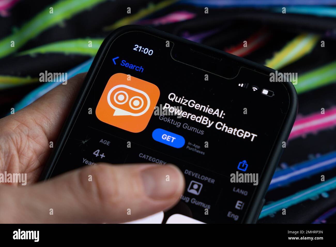 Frauenhand hält ein iPhone mit appstore, ChatGPT und Chat bot Apps, Zeit für künstliche Intelligenz. QuizGeneralAi, unterstützt von ChatGPT 01.01.2023 Stockfoto
