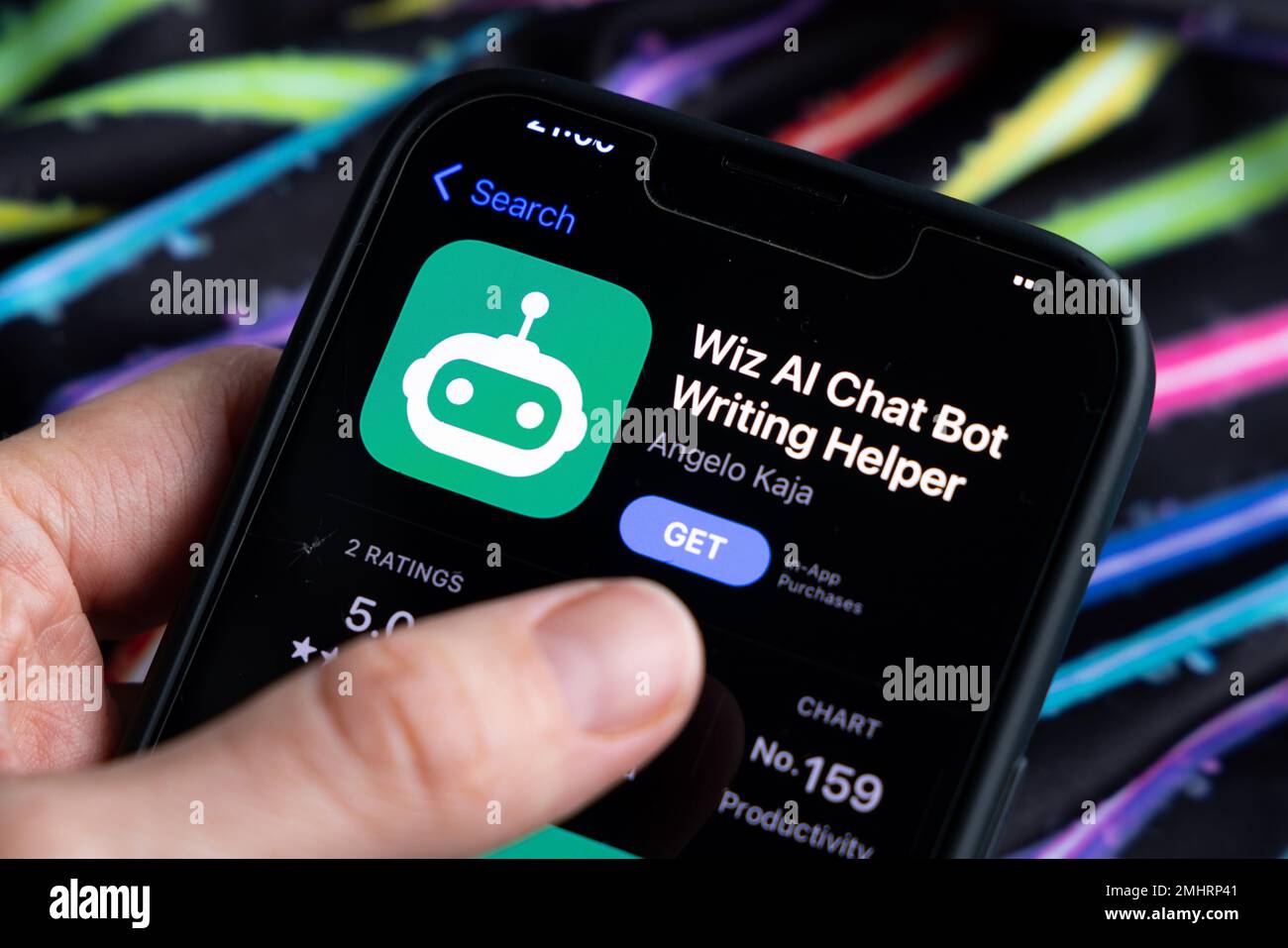 Frauenhand hält ein iPhone mit appstore, ChatGPT und Chat bot Apps, Zeit für künstliche Intelligenz. Wiz AI Chat bot, Schreibhelfer. Amsterdam, Stockfoto