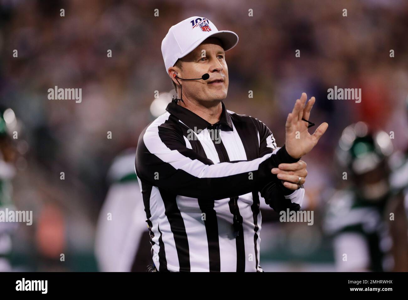 Referee Shawn Hochuli (83) makes a call during the first half of an NFL football game between the New York Jets and the New England Patriots Monday, Oct. 21, 2019, in East Rutherford, N.J. (AP Photo/Adam Hunger) Stockfoto