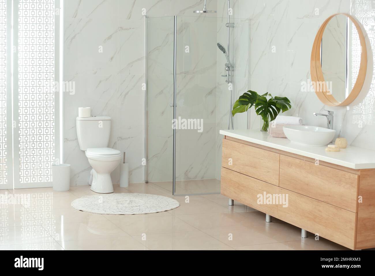 Innenraum der modernen Bad mit WC Schüssel Stockfoto