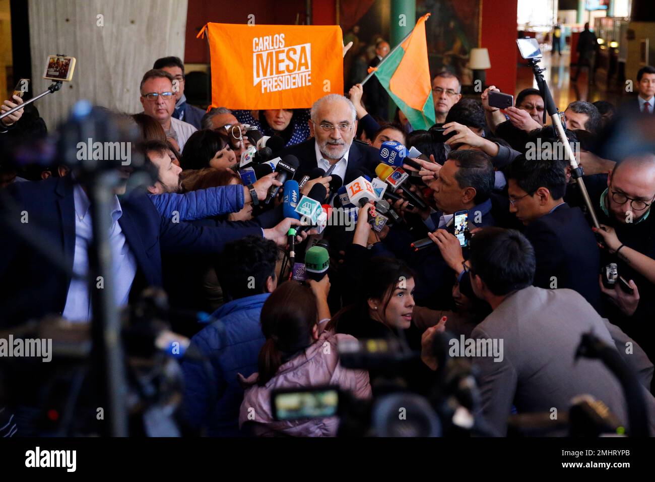 Bolivia's opposition presidential candidate Carlos Mesa speaks during a press conference in La Paz, Bolivia, Monday, Oct. 21, 2019. A long pause in release of updated official results led Mesa to say Monday that there could be "manipulation of the vote to impede a second round" of voting that could imperil Morales' hold on power. (AP Photo/Jorge Saenz) Stockfoto