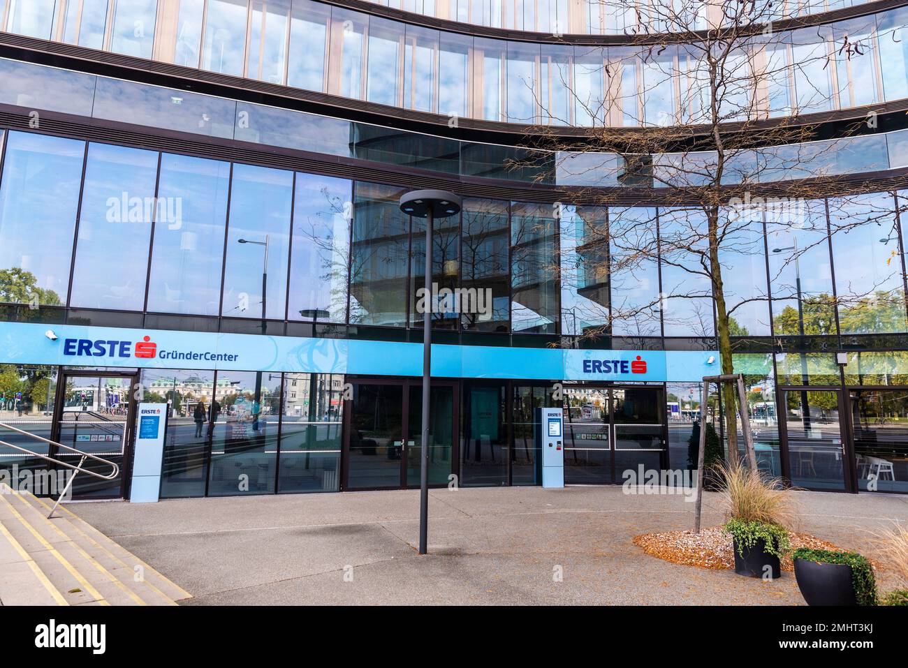 Wien, Österreich - 16. Oktober 2022: Hauptsitz der ersten Group Bank AG in Quartier Belvedere, Wien, Österreich Stockfoto