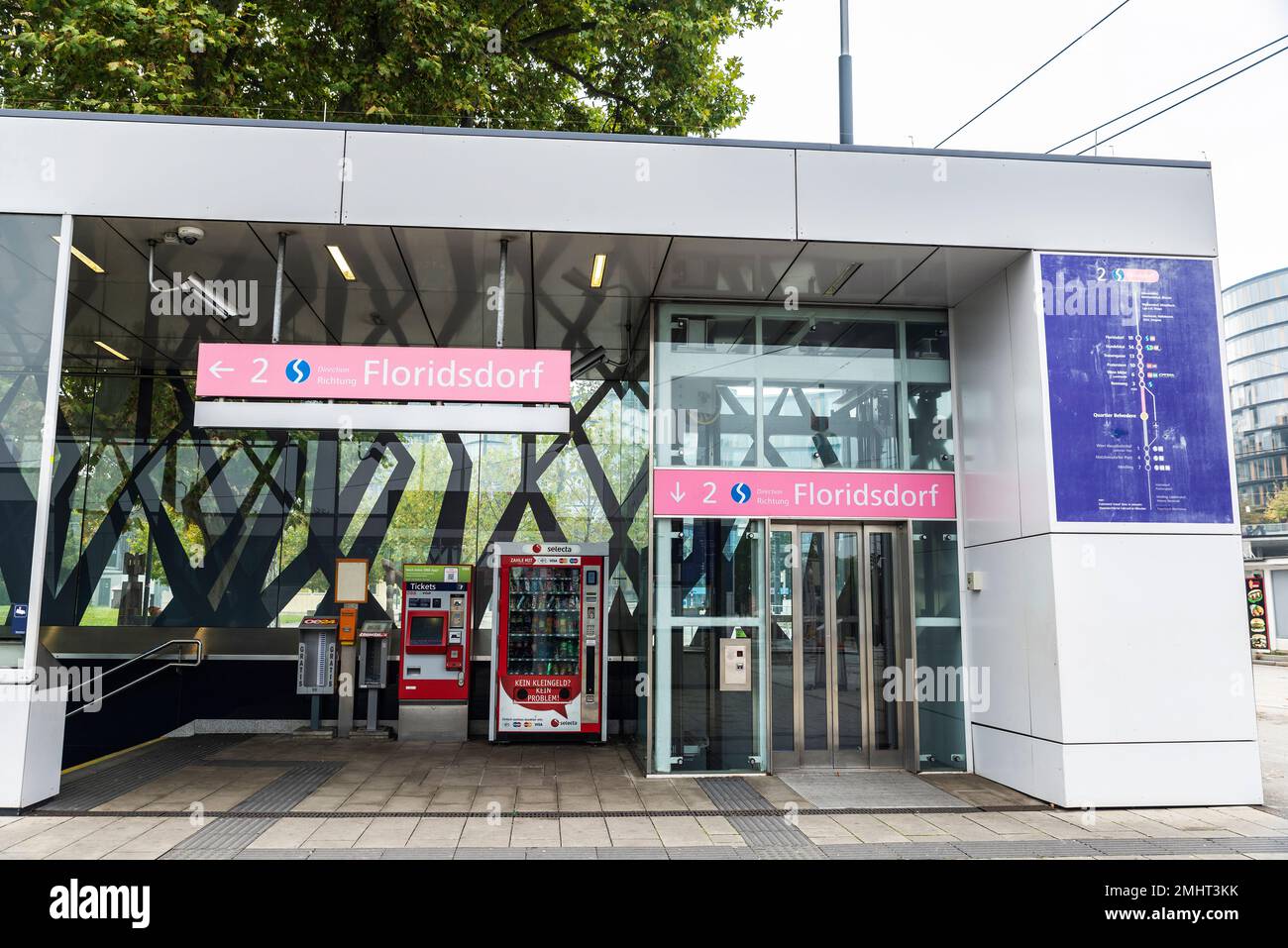 Wien, Österreich - 16. Oktober 2022: Eingang einer U-Bahn-Station mit Automaten und dem Floridsdorf-Schild in Wien, Österreich Stockfoto