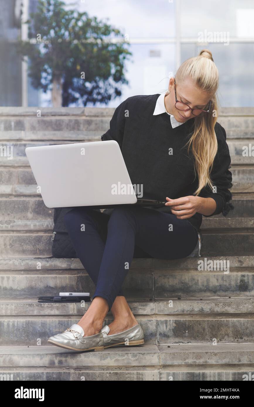 Junge Frau, die an ihrem Laptop arbeitet. Stockfoto